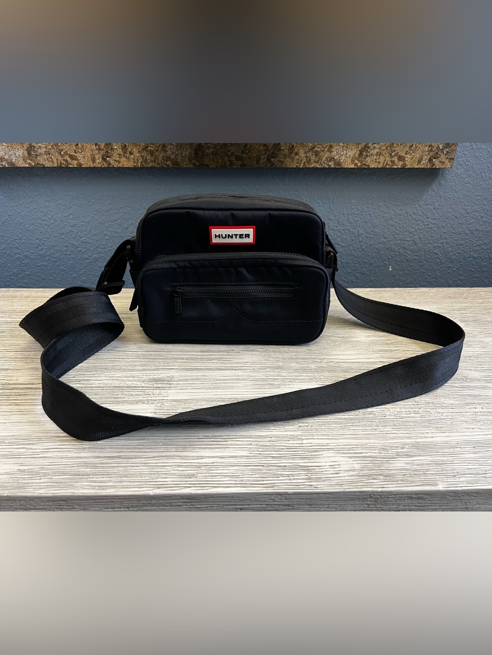 🟣Hunter Black Crossbody Bag with Red-Trim Logo
FINAL PRICE🟣